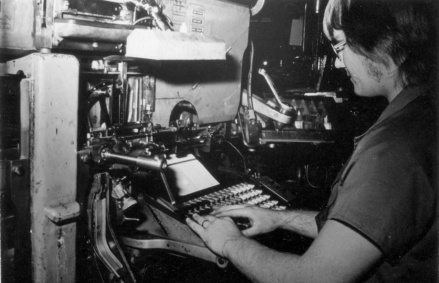 A Linotype machine and its keyboard.